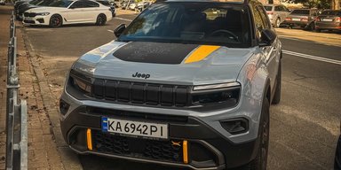 Витрата 5,6 л/100 км  і фірмовий намет: у Києві помітили раритетний кросовер Jeep (фото)