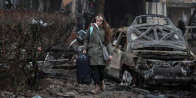 "Дорога перетворилася на кратер": ЗМІ опублікували наслідки ракетного обстрілу Києва (фото)