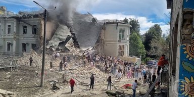 "Все рушилось и падало": мама с дочкой рассказали, как выбирались из больницы "Охматдет" (видео)