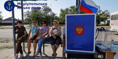 "Насмешка над демократией": жителей Мариуполя вынуждают "голосовать" в полевых условиях (фото)