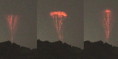 Медузи в небі над Атлантикою. Фотограф зробив світлину струменів перевернутих блискавок, що вириваються з урагану