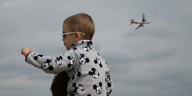 Родители улетели в отпуск и оставили 10-летнего сына одного в аэропорту (видео)