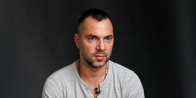Олексій Арестович розповів про свої шлюби та чи підтримує він фінансово колишніх дружин (відео)