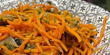 Ярко и вкусно: салат с корейской морковью и грибами