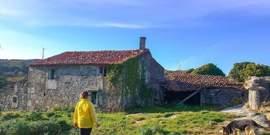 В Испании продают заброшенную деревню с видом на море за $160 тысяч: чем она особенная (фото)