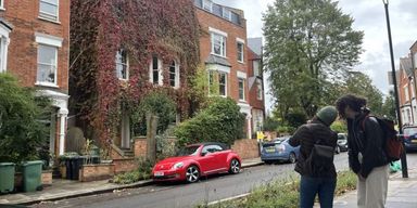"Живем, как в зоопарке": дом посреди города почти полностью зарос плющом (фото)