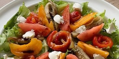 Вкусно и красиво: рецепт салата с запеченными овощами