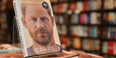 Принц Гарри ищет больше "сенсационных материалов" для новой книги