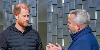"Благодарен герцогу за визит": принц Гарри посетил Бучу и почтил память жертв войны (фото)