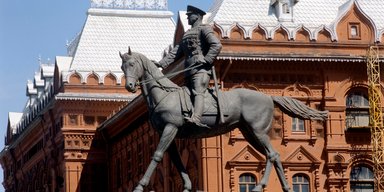 На памятнике Жукову в Москве написали "ГУР": против двух женщин возбудили уголовное дело