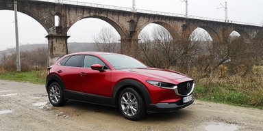 Время кроссоверов. Тест-драйв компактного гибрида Mazda CX-30 (видео)