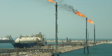 Цены вырастут вдвое, на заправках очереди: Катар остановил добычу газа после атак Ирана