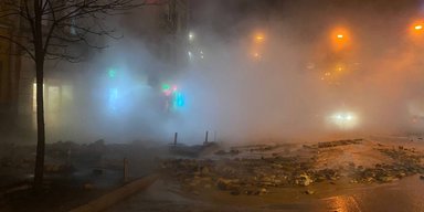 Обвалився фасад будинку: вулиці біля вокзалу у Києві затопило окропом через порив труби (відео)