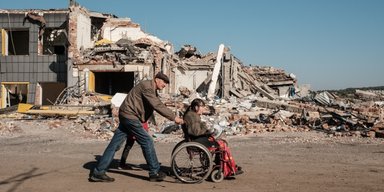 "Снайпер руку пробив. Я лежала, помирала": жителі тікають із міст, які обстрілюють ЗС РФ (відео)