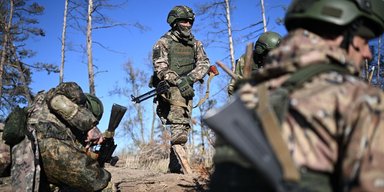 На багги, мотоциклах или пешком: в НГУ рассказали, как наступают ВС РФ возле Часового Яра