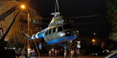 Вертолет вместо Петра І: в центре Полтавы устанавливают боевой вертолет (фото)