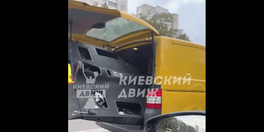 В Киеве заметили микроавтобус со сбитым "Шахедом" внутри (видео)