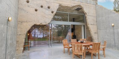 Строился для защиты от Люфтваффе и СССР: для встречи Нового года сдается уникальный бункер