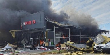 Росія вдарила серед білого дня по супермаркету в Одеській області: момент атаки потрапив на камеру