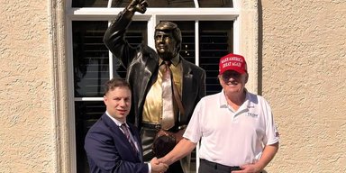 "Пам'ятник непокорі": Трамп відкрив статую, присвячену самому собі (відео)