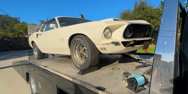 Культовый американский спорткар 60-х за $300 000 простоял более 50 лет в гараже (видео)