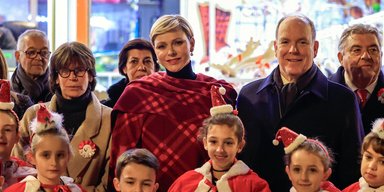 Княгиня Монако Шарлен позировала с семьей для рождественской открытки
