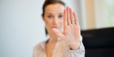 Як тактовно перервати неприємну розмову: 10 ефективних стратегій і фраз