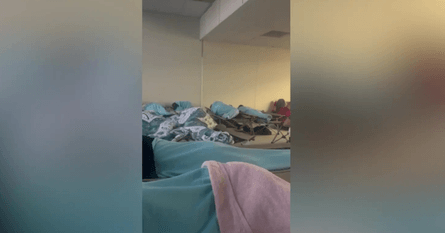 Пассажиры спят в аэропорту