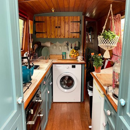 Молодая пара живет в лодке, чтобы не платить за аренду, недвижимость, жилье, Великобритания, фото, интересные истории