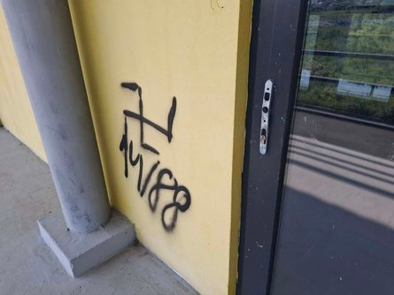 Среди повреждений Водной арены есть расписанная из баллончика стена