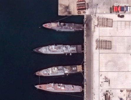 В Новороссийске были поражены два фрегата РФ — спутниковые снимки Спутниковые снимки последствий удара по порту в Новороссийске