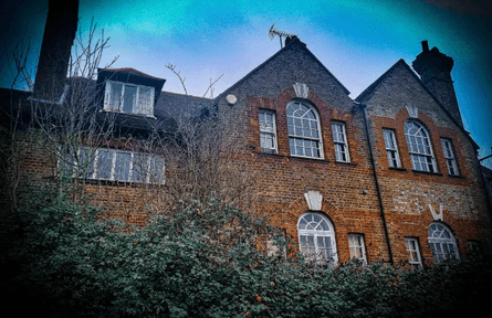 Покинутий особняк, будинок, руїни, житло, нерухомість, розкішне житло, розграбували вандали, цінні речі, курйози, фотограф