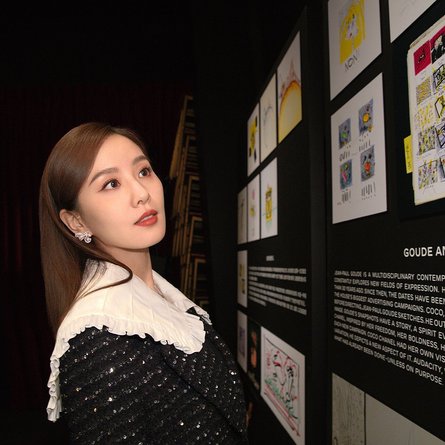 модель в вещах Chanel