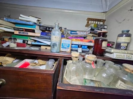 Находка в Британии, старый дом, стаканы, бутылочки, хмыкать