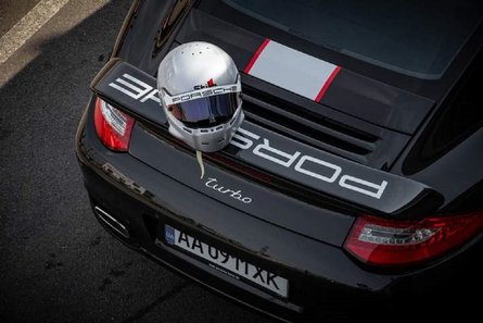 Порше 911 Турбо, Porsche 911 Turbo, гоночный шлем, гоночная экипировка, автогонки, экипировка для автогонок