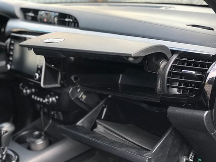 бардачки в Toyota Hilux, пикап Тойота Хайлюкс салон, Toyota Hilux передняя панель, пикап Toyota Hilux интерьер, торпедо пикапа Toyota Hilux, тест-драйв Toyota Hilux, обзор Toyota Hilux
