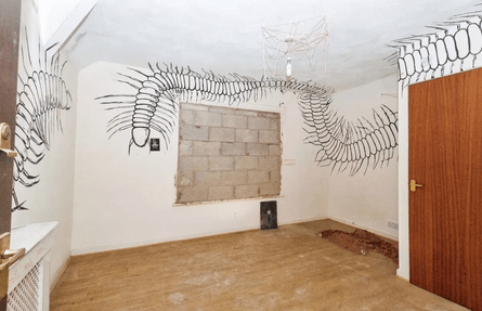 Дом с жуткими граффити на стенах, рисунки на стенах, роскошный дом, дом в викторианском стиле, продажа дома, дорогая недвижимость