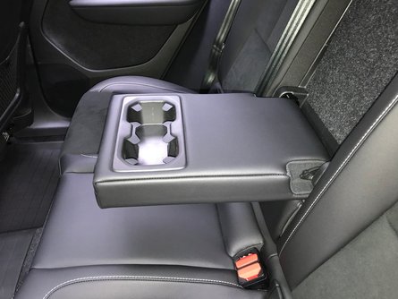 Электрический кроссовер Volvo XC40 Recharge, салон Вольво ХС40 Recharg, интерьер электрического Вольво ХС40 Ричардж, подлокотник заднего ряда