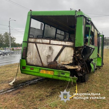 У Харкові позашляховик влетів у тролейбус і автобус