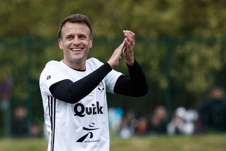 Эмманюэль Макрон, Президент Франции, Макрон играет в футбол, Макрон футбольный матч