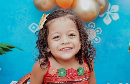 Девочка-мем, курьезное фото во время операции, акушерство, Изабель Роша, состаренное лицо, Бразилия