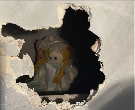 кукла в нише