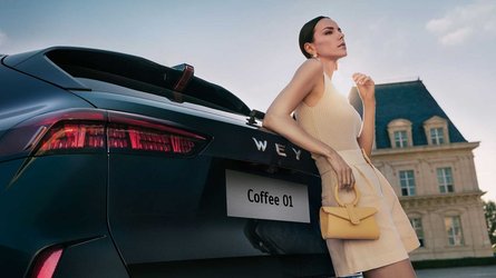 гибридный кроссовер, Wey Coffee 01, гибрид, китайский кроссовер, внешность, экстерьер, фото с девушкой, машина с девушкой