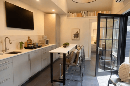 В США Женщина превратила гараж в уютный дом, который она сдает в аренду