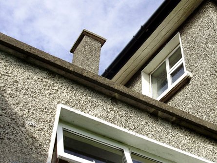 Декор фасаду пебблдаш знижує ціну будинку