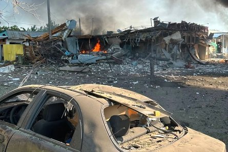 Удар РФ по Печенигам — Зеленский показал последствия обстрела — фото Россия нанесла жестокий удар по многолюдному месту в Харьковской области