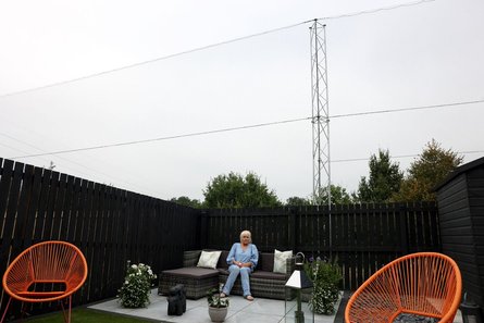 Скандал с соседями, ссора, неприятности, гольф-клуб, сетка