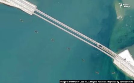 Баржі біля Кримського мосту - загальний вигляд