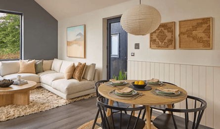 Семья выиграла дом в лотерею, роскошный дом, современный особняк, жилье в сельской местности, дом в лотерее, розыгрыш дома