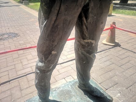 памятник виктору цою, виктор цой, алматы, казахстан, цой в алматы, коммунальщики, памятник упал, снесли памятник цою